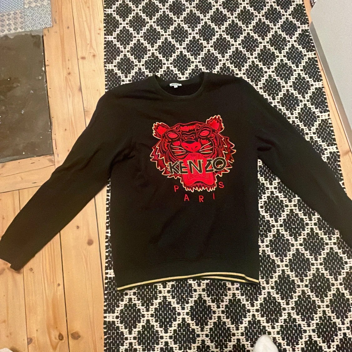 Svart tröja från Kenzo med tigerbroderi