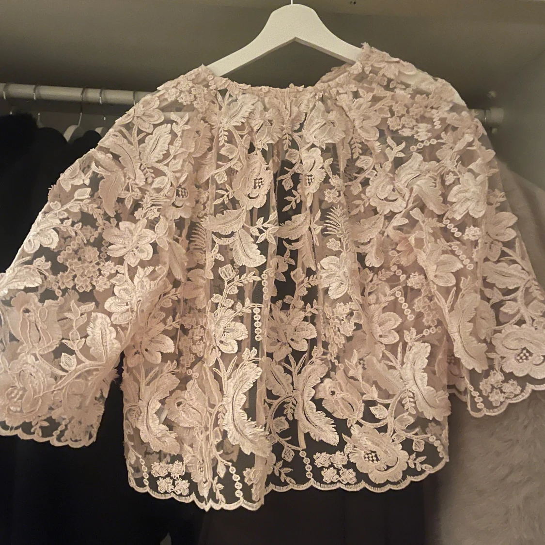 Ljusrosa spetsblus med blommönster