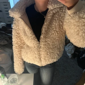 Jacka  - Säljer den här fina fluffiga jackan från bikbok, storlek S. Använt några få gånger men rensar min garderob så säljer därför. Kontakta mig vid frågor, annars använd gärna köp nu ❤️