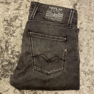 Replay Anbass Jeans  - Säljer mina Replay jeans ~ köpta på NK för ca ett år sedan ~ Jeansen är i fint skick, men med en liten slitning under gylfen, där av priset ~ Bara att höra av sig vid fler frågor eller bilder! 
