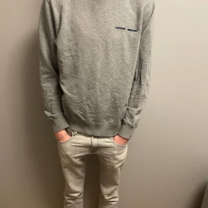 Grå Samsøe Samsøe hoodie  - En grå snygg hoodie från Samsøe Samsøe som är riktigt skön. Hör av er vid frågor!