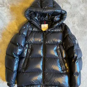 Hej! Säljer nu en galet snygga Moncler jackan i modellen ecrins. Storlek 0 vilket motsvarar XS men passar S. Den är i jättefint skick, inga skador alls. Den är köpt av Leon Gustavsson på NK. Nypris idag är 19.000kr Hör av er vid frågor eller funderingar🙌💫