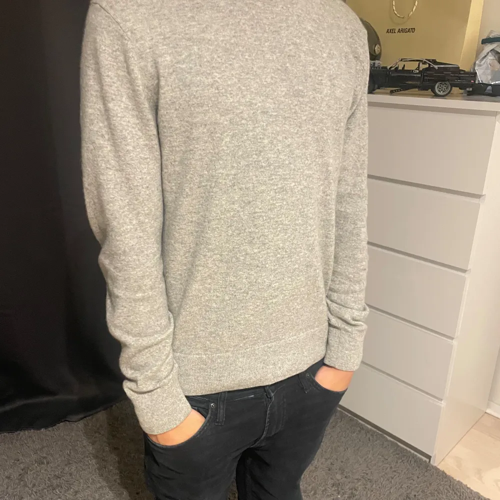 Tjena! Säljer nu min sjukt fräscha Kashmir tröja ifrån Uniqlo. Säljer den pga att den knappt kommer till användning längre. Tröjan är 10/10 skick och använts max 3 gånger. Skriv vid minsta fundering/fråga! Tröjan är 100% kasmhir. Neuletakit & Villapaidat.