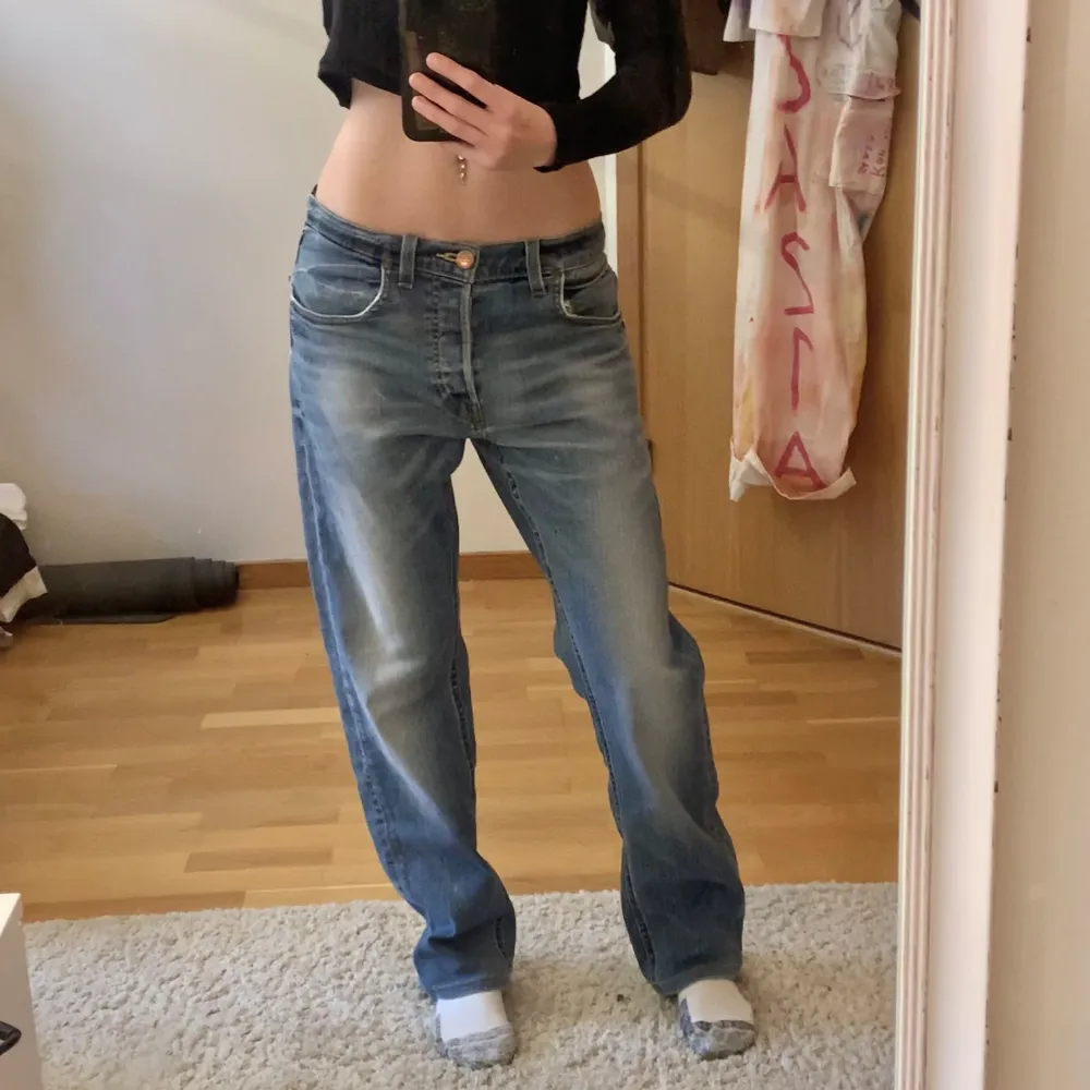 vintage  Lee jenas i bra skick! Lite Längd 102cm  Skrev 26cm  Midja 40cm . Jeans & Byxor.