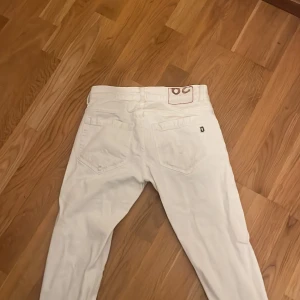 Vita jeans med slitningar - Hej. Jag säljer nu mina vita dondup jeans pga för små, mitt pris är 800, och nypris på dessa jeans är 3500,storleken är w29 L30, hör av er vid fler frågor ( jag är 170 o väger 59 kg) de är pytte lite för små på mig