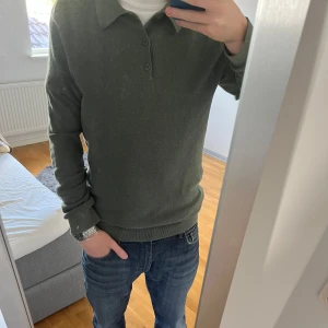 Grön pikétröja - Tja!                                                                                Säljer en stilren långärmad grön pikétröja med knappar vid kragen storlek S/M. Perfekt för en skön men ändå uppklädd look. Passar jävligt bra till ett par blåa/gråa jeans! 👖     Skicket är 9,5/10 då den knappt är varken tvättad eller använd🔥 Ny pris ca 700-900 mitt pris bara 349🍾.                                                                                Skriv vid minsta fundering 💭 