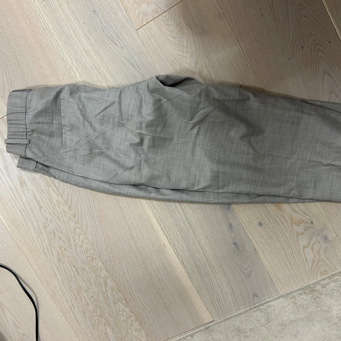 Grå kostymbyxor - 90