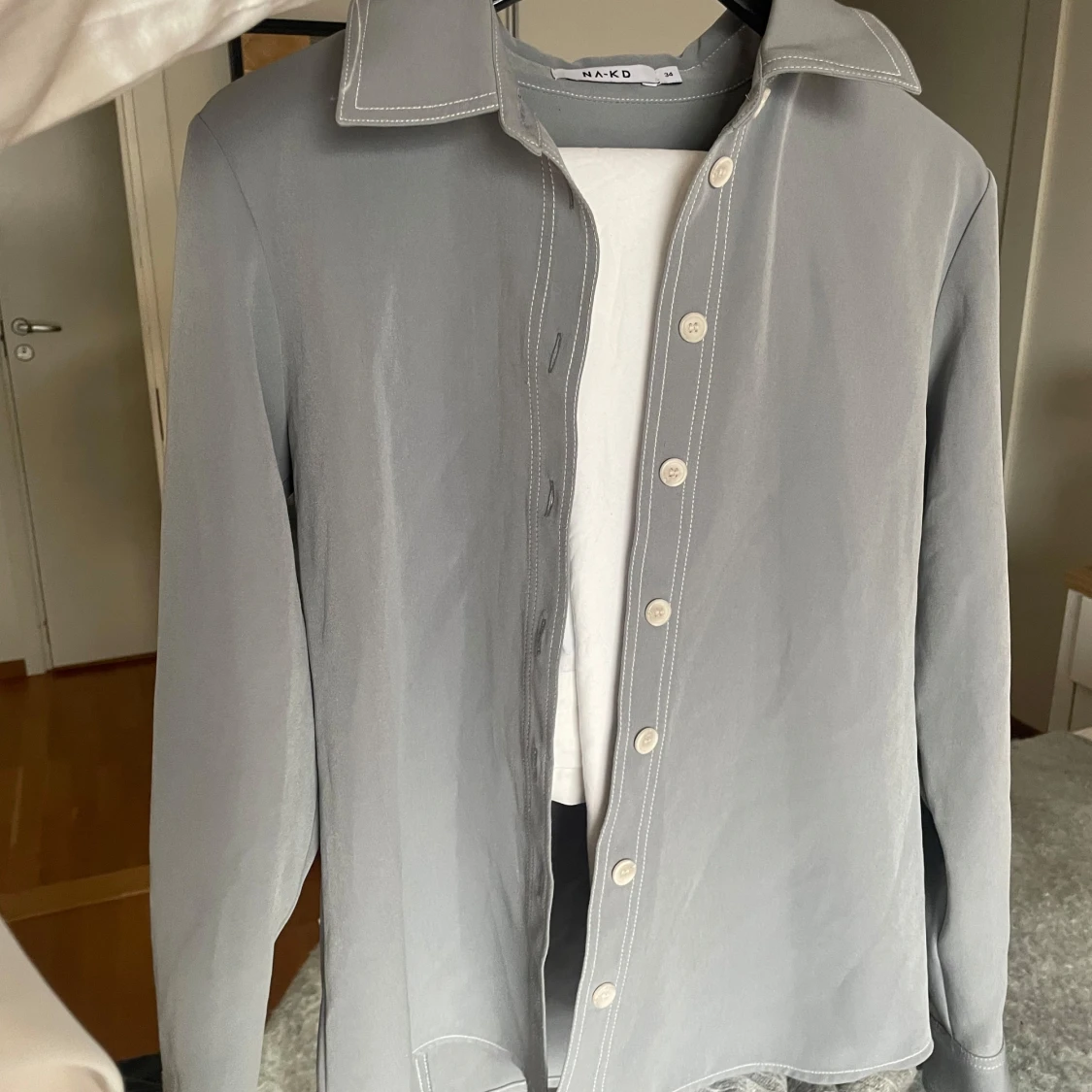 Grå skjorta från NA-KD