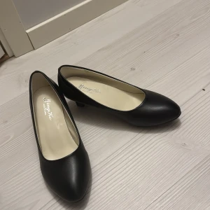 Svarta klackskor  - Helt nya oanvända klackskor 