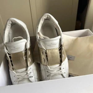 Guldiga valentino skor (äkta) - Säljer ett par snygga Valentino skor i bra skick! Hör av er vid frågor samt prisförslag☺️skorna funkar till både tjej och kille                           (Kartong medföljer ej)