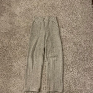 Mjukisbyxor  - Har klippt bort lappen så är inte hundra på storleken men passar både XS och S