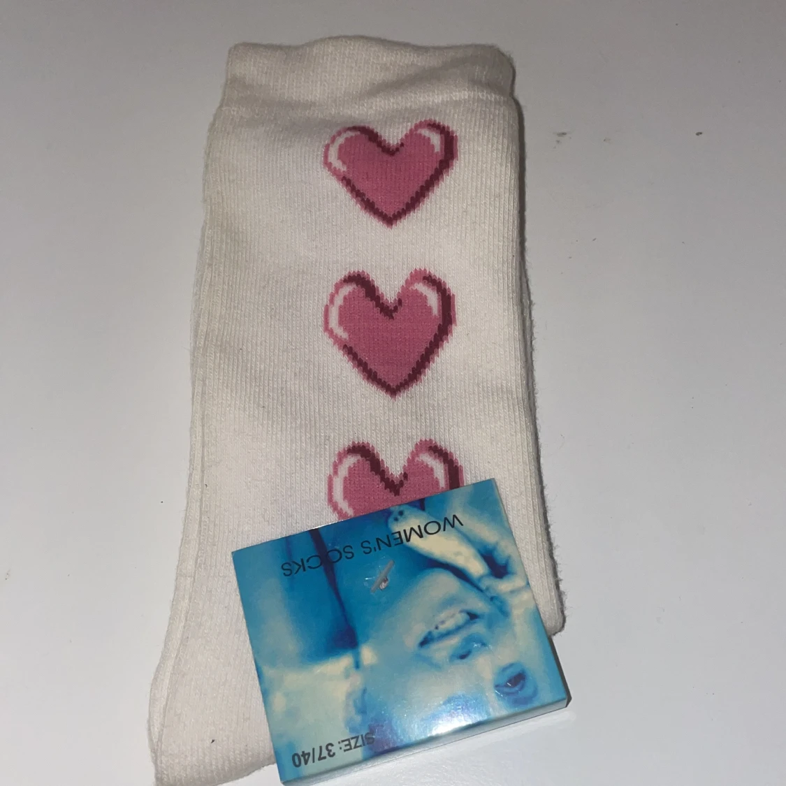 Vita strumpor med rosa hjärtan