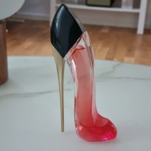 "Very good girl" Carolina Herrera  - Säljer min "Very good girl" av Carolina Herrera. Endast testat den 2-3 ggr så den är nästan helt full. Flaskan är 30ml. 