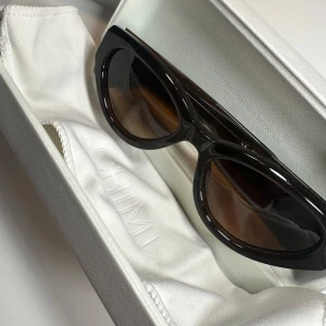 Chimi solglasögon  - Fina chimiglasögon i färgen 06 Brown. Köpa i NK Stockholm för nån månad sedan, nypris 1350kr!! 😊