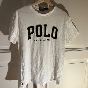 Polo Ralph Lauren t-shirt - Säljer denna t-shirt från Ralph Lauren då den är för liten för mig. Storlek S och använd endast ett fåtal gånger. Skicket är väldigt bra behöver dock strykas.