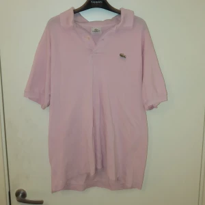 Nu säljer jag min Lacoste tröja för den har blivit stor på mig  - Den är i bra skick där den har inga defekter, har fortfarande samma färg efter flera tvätt.