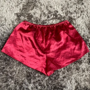 Röda siden shorts - Snygga röda shorts i sidenmaterial, perfekta för en avslappnad dag hemma eller som en del av en festoutfit. De har en loose passform och elastisk midja för extra komfort. Perfekta för sommaren eller som en del av en lyxig pyjamas. 🩳✨