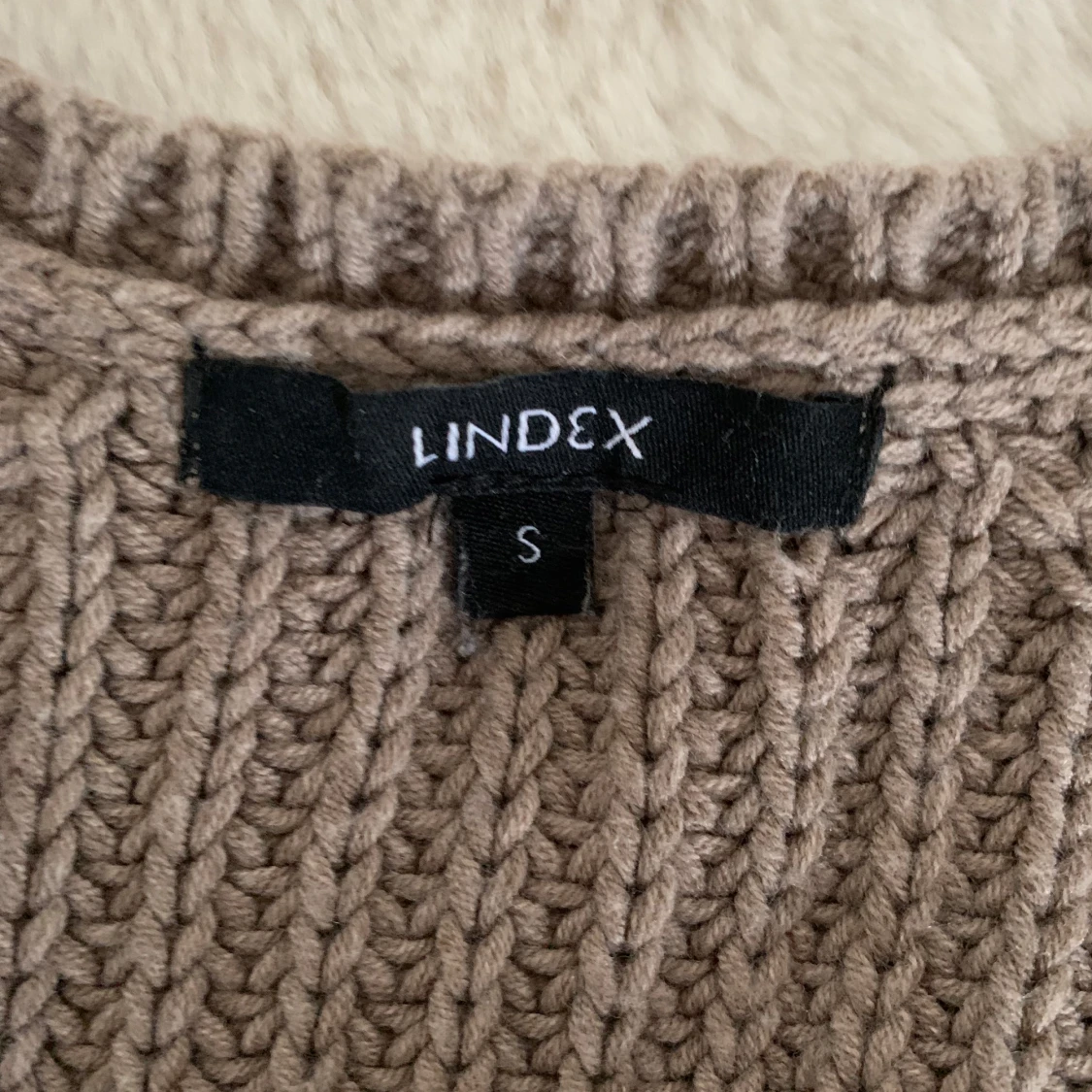 Brun stickad tröja  - 91