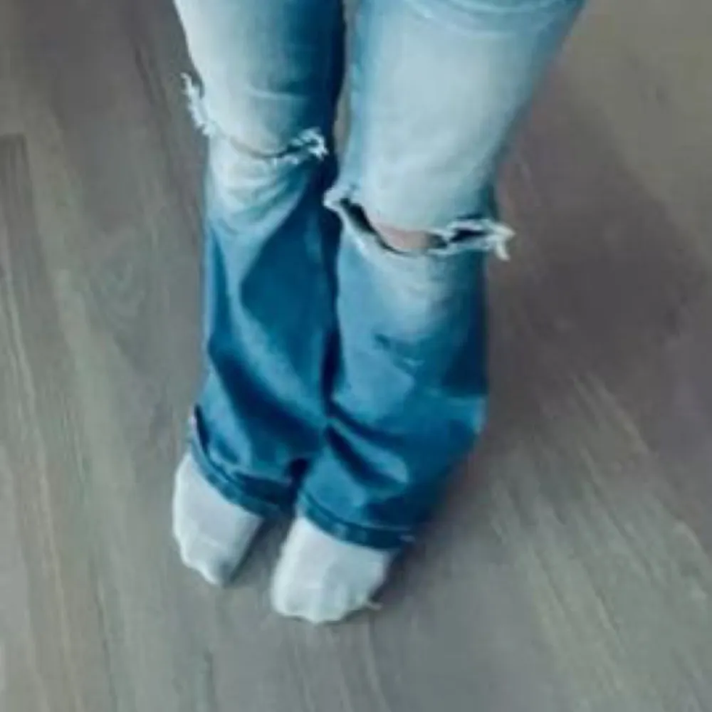 skitsnygga egengjorda jeans me hål 😍skit snygga kom privat för fler bilder 💕. Jeans & Byxor.