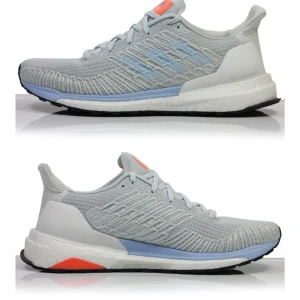 ADIDAS Solarboost 19 ST nypris 1849 - Adidas Solarboost 19 ST Women’s running shoe Nypris 1849 SEK   Bra dämpade löparskor, bekväma och bra stabilitet för hålfoten  Passar speciellt bra för pronation, formgjutna inlägg   Storlek 40 2/3 Innermått 25,5 cm (se bild)  Lätt reflekterande ljusgrått tyg med vita, ljusblå och orangea detaljer  Använda två gånger, i mycket gott skick Innersulorna aldrig använda  En smal millimeter ludd fram på vä fot, svaga fläckar på nedre/bakre insida som ej är märkbart synliga vid användning, se bilder