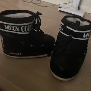 Moon boots - Jättefina moonboots i storlek 39-41. Köptes i julas men är inte min stil längre. Super sköna och perfekta nu när det närmar sig vintern. Har en liten repa som syns på en av bilderna men det är inget man ser eller lägger märke till❤️