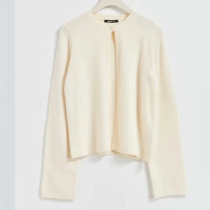 Kofta Gina tricot  - Intressekoll. One button kofta från Gina tricot, storlek xs. Använd men bra skick. Skriv för egna bilder🙂🤍☁️ I butik: 359kr. 