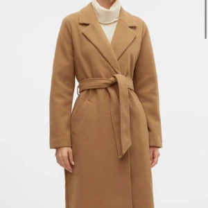 Beige kappa lång  - Storlek S går till vaderna på mig 1.58cm använd men i så fint skick