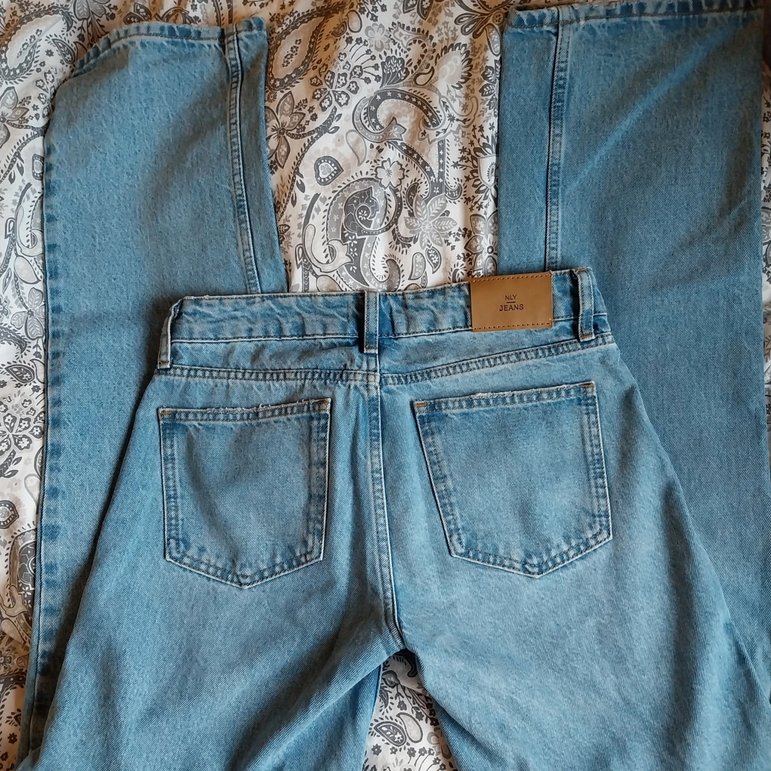 Låĝmidjade blå jeans från nelly - 2