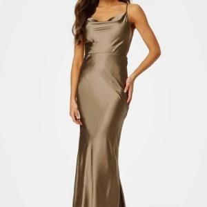 Siden klänning strl 38 Bubbleroom - Hej! Säljer denna fina klänning som är silke / siden i brun storlek 38 pga tycker nt om hur den passar <3 köpte den för 699 och har aldrig använt den, bara testat. Säljer den för 400 + frakt om det skulle behövas 