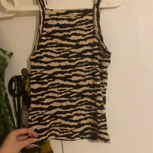 Zebramönstrad ribbad linnetopp -  supercool zebramönstrad ribbad linnetopp i svart och beige. 