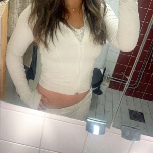  Sätt  -  Säljer detta beiga set då det inte kommer till användning. Byxorna är jag pants i storlek M tröjan är i storlek L men funkar som M 