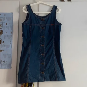 Kort jeansklänning  - Kort jeans klänning!  Jättefin men kommer inte till användning 
