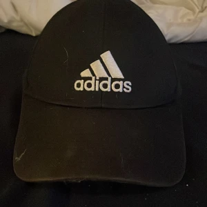 Adidas keps  - No size har använt många gånger. Sönder på toppen.