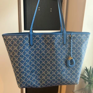 Blå Ralph Lauren väska - Jätte snygg klarblå väska i läder, perfekt för skolan💕Säljer då jag inte använder den längre, finns tecken på användning (se bild 4-5). Har kvar dammpåsen och skickar med den vid köp. Skriv om ni undrar något mer!💙🩵🤍