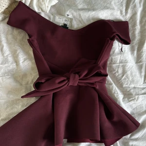 Fest topp - En vinröd tröja jag köpt secondhand och aldrig andvänt som är knytbar!!🙌🏼 