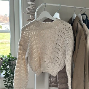 Stickad tröja - En stickad tröja från Urban Outfitters som tyväör inte ör min stil längre!!🙌🏼 Den är beige/vit🫶