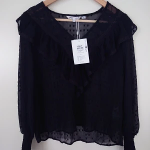 Svart blus  - Långärmad svart, skir blus med v-ringning från Only, aldrig använd med etiketter kvar. Originalpris 379 sek. 