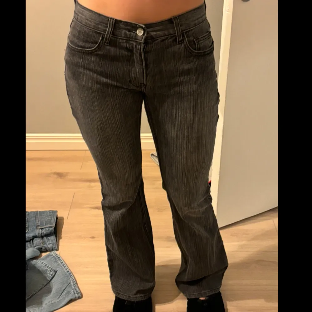 Lowwaist bootcut jeans från Brandy Melville. Storlek S. Använda några gånger men är fortfarande i mycket bra skick.. Jeans & Byxor.