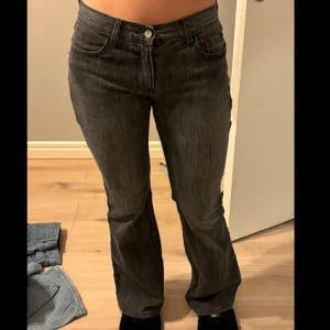 Jeans Brandy Melville - Lowwaist bootcut jeans från Brandy Melville. Storlek S. Använda några gånger men är fortfarande i mycket bra skick.