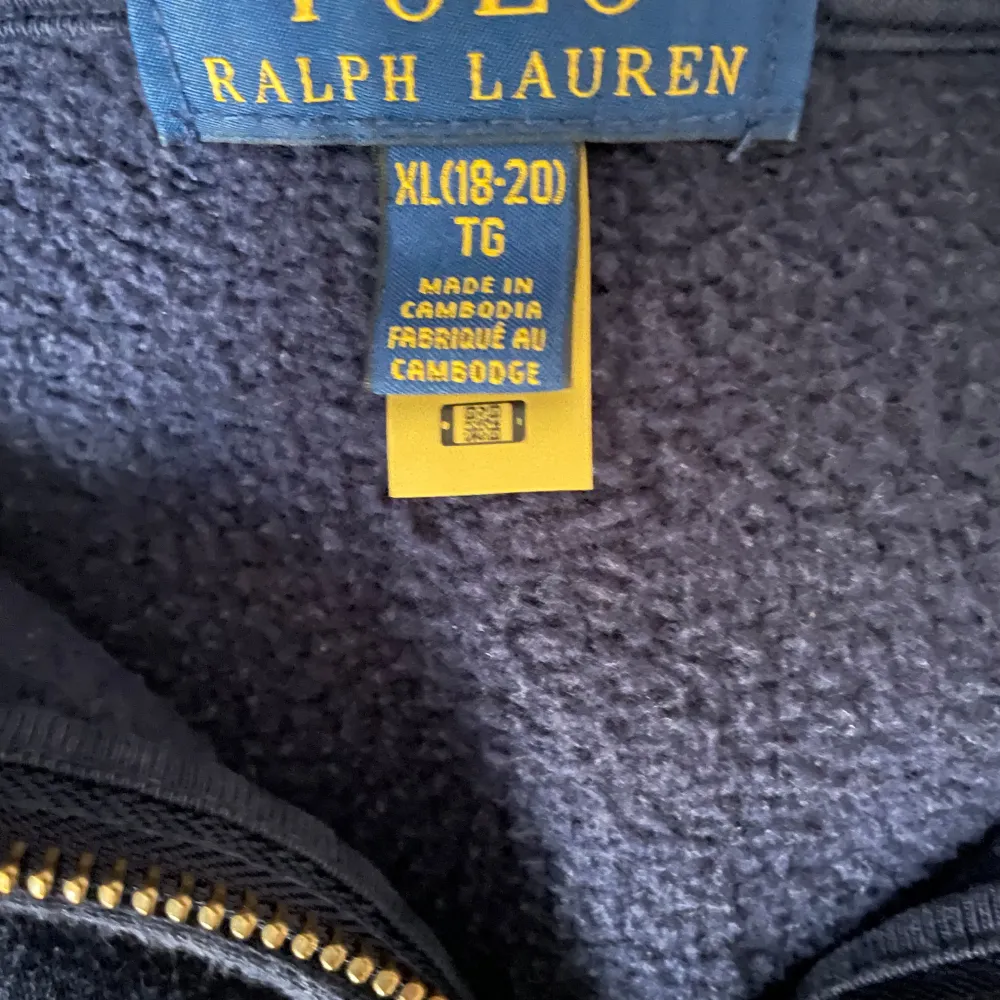 Skick-9/10  En jättefin Ralph lauren tröja i storleken S( står XL i tröjan men det är barnstorlek så S i vuxen storlek) nypris: 1200kr Bara använd några få gånger! Tveka inte hör av dig vid minsta lilla fundering eller fråga!. Tröjor & Koftor.