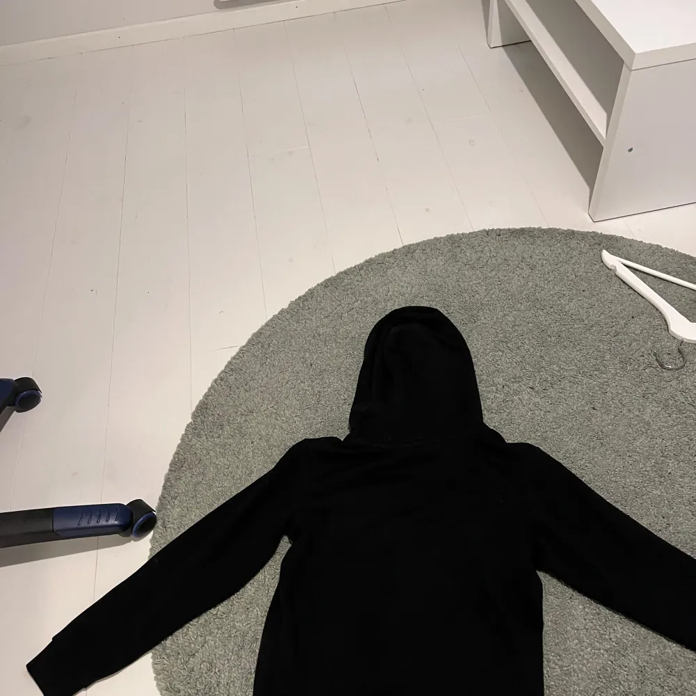 Storlek 160, bra skick och riktigt snygg.   Skriv vi funderingar.. Hoodies.