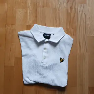 Säljer min lyle & Scott piké eftersom att jag inte använder den längre. För mer info kom privat