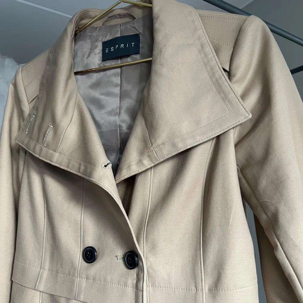 En mycket fin Trenchcoat från Esprit. Använd få tal gånger och har knappt några tecken på användning.  Den är dubbelknäppt i storlek 34 (ca. xs). Jackor.