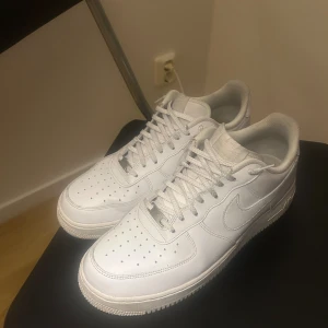 Nike Air Force 1  - Ett par fräscha Air Force 1 som knappt blivit använda. Ingen defekt alls förutom att jag bytt snören på dem (därför det låga priset)