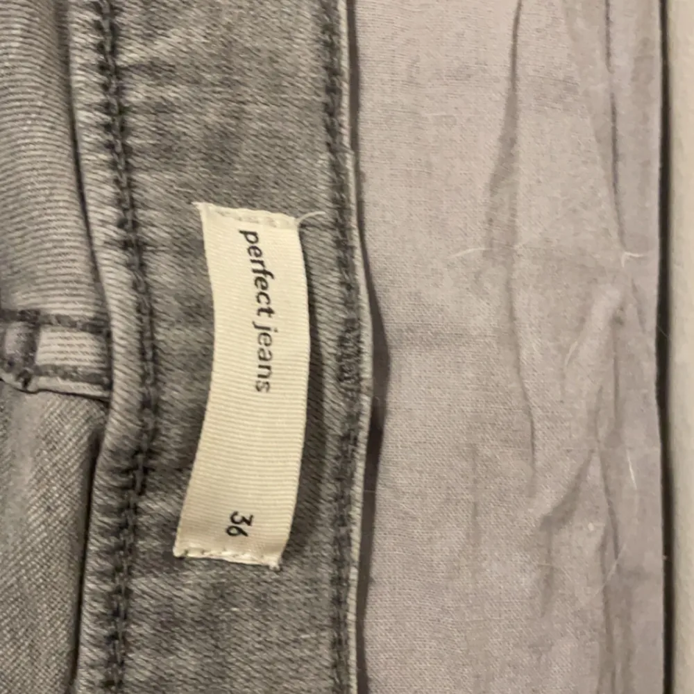 Jätte fina gråa bootcut jeans från ginatricot🫶Små slitningar vid fötterna men annars bra skick! Skriv för mer information eller bilder💗‼️MÖTS ENDAST UPP I STHLM POSTAR INTE UNDER NÅGRA OMSTÄNDIGHETER‼️. Jeans & Byxor.