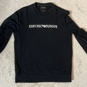 Emporio Armani Sweatshirt  - Perfekt skick 10/10, passar alla klädstiler!