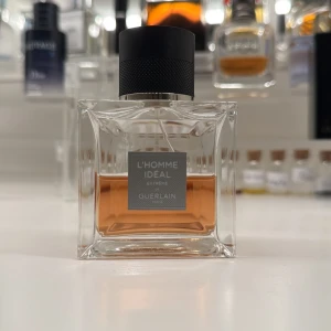 L'Homme Ideal EdP från Guerlain sample - Säljer en elegant sample av L'Homme Ideal EdP från Guerlain. Doften är varm och maskulin, perfekt för speciella tillfällen. Perfekt present eller för egen lyx! 🌟