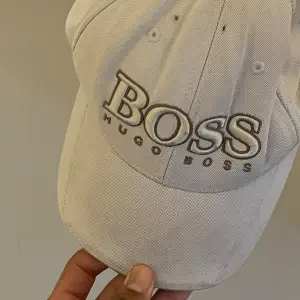 Hugo boss keps, vit färg, den är nyligen köpt och färgen är bra och kvaliteten,  Båda för tjejer och killar 