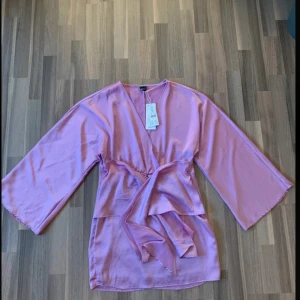 Ny Ginatricot klänning - Rosie dress - Aldrig använd och därav i perfekt skick Miniklänning med knytdetalj