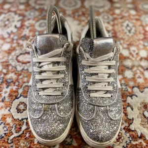 Valentino skor  - Hej! Säljer nu dessa Valentino skor, storlek 38, skicket bedömer vi är bra, tveka inte på att höra av er vid frågor kring skorna! 